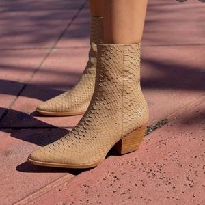 NWB Matisse Caty Tan Snakeskin Pointed Toe Booties
